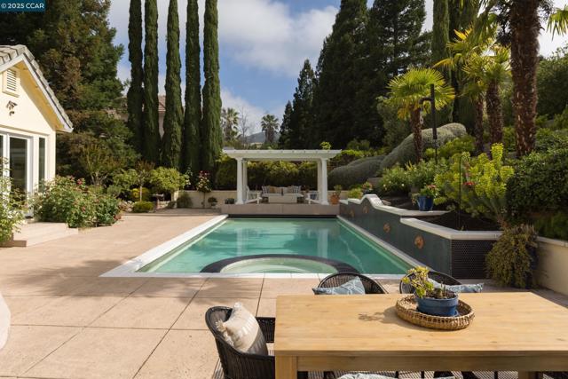 5427 Blackhawk Dr, Danville CA: https://media.crmls.org/mediaz/9846d6a9-fc27-4e27-88ed-4b5ebc7d3a0b.jpg