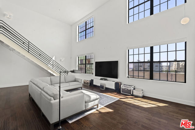 746 S Los Angeles Street, Los Angeles CA: https://media.crmls.org/mediaz/984824bc-e234-4232-ad36-7cde5b47a9c7.jpg