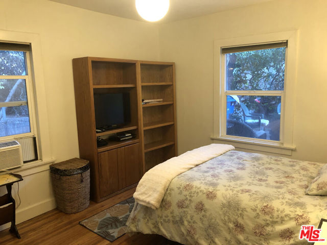 3754 Fredonia Drive, Los Angeles CA: https://media.crmls.org/mediaz/98483ef7-1f86-4761-885f-819055125347.jpg