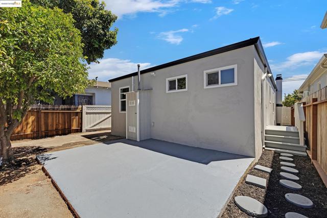 2427 67th Ave, Oakland CA: https://media.crmls.org/mediaz/98490942-331e-4c4e-9f82-7f90d0d84850.jpg