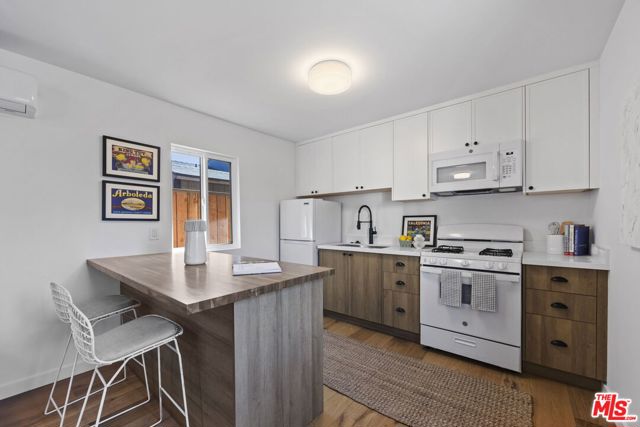 3908 Bentley Avenue, Culver City CA: https://media.crmls.org/mediaz/984a4d66-a8bd-481a-8c29-29b9f1868b14.jpg