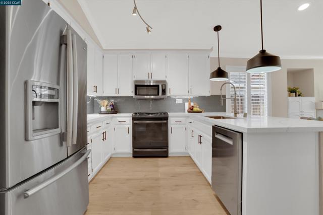 380 Claremont Dr, Brentwood CA: https://media.crmls.org/mediaz/984a5744-8038-471b-96a1-1b2d7ea43c14.jpg