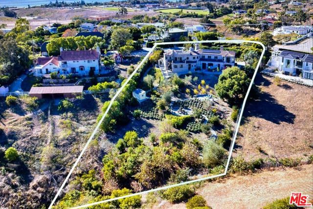 29549 Harvester Road, Malibu CA: https://media.crmls.org/mediaz/984b63e0-eafd-4abf-bb2d-8c3a848d6300.jpg