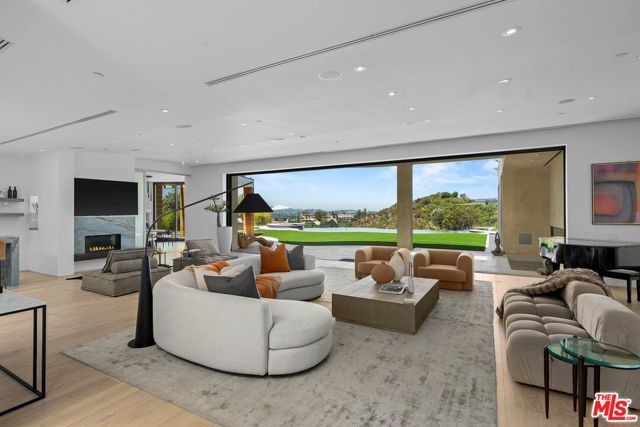 455 Castle Place, Beverly Hills CA: https://media.crmls.org/mediaz/984c4e7f-6440-48ae-9351-1d5c9a6b1e57.jpg