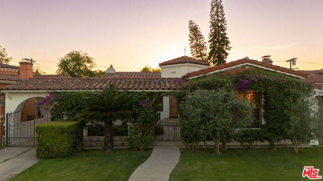 3975 Sutro Avenue, Los Angeles CA: https://media.crmls.org/mediaz/984cd53c-94ad-475f-a55f-55156aa180f9.jpg