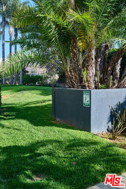 880 W 1st Street, Los Angeles CA: https://media.crmls.org/mediaz/984d3397-0103-4fec-9051-e3714ff51ae9.jpg