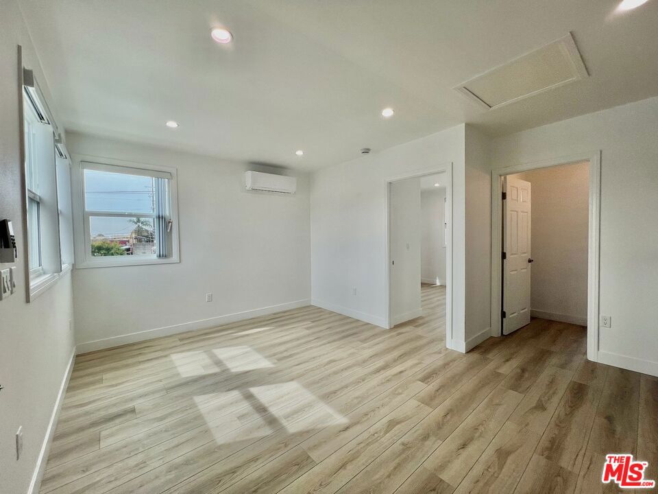 https://media.crmls.org/mediaz/984dd630-5308-4739-bc78-24dfc7388725.jpg?preset=X-Large