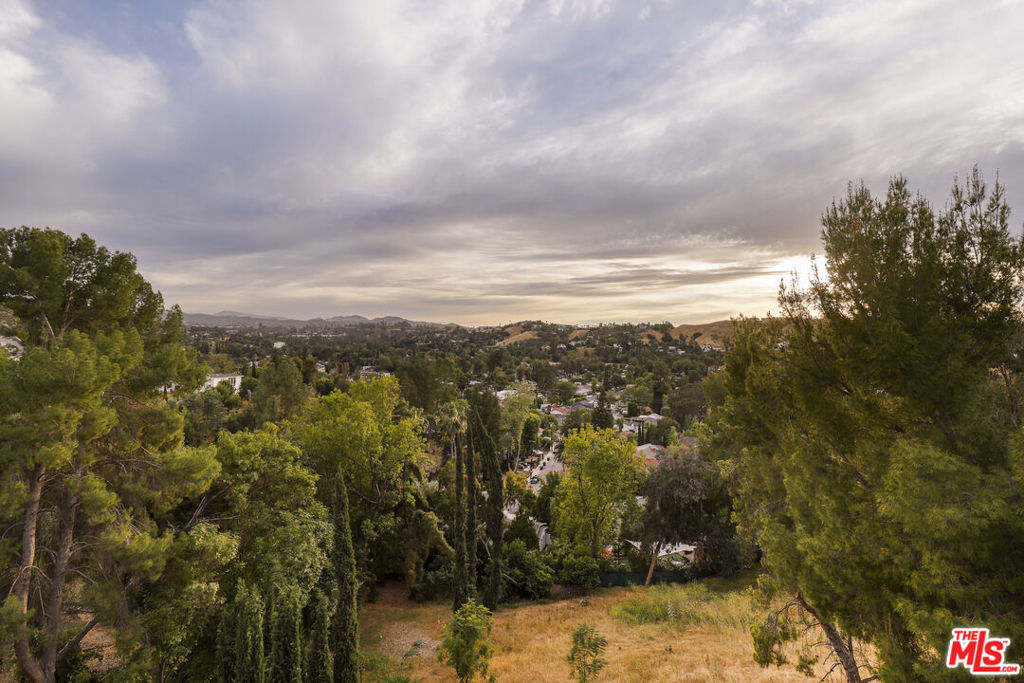 https://media.crmls.org/mediaz/984e2b41-4dfc-44f9-b317-4ca77fa949e7.jpg?preset=X-Large