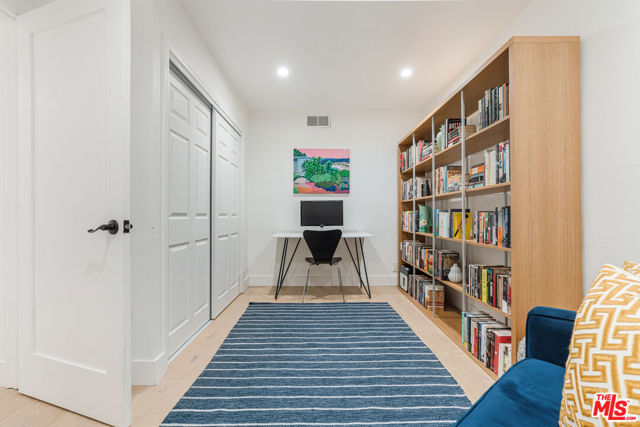 3850 Udell Court, Los Angeles CA: https://media.crmls.org/mediaz/984e3ff3-cda8-4d47-af5a-00bdc4bd244d.jpg