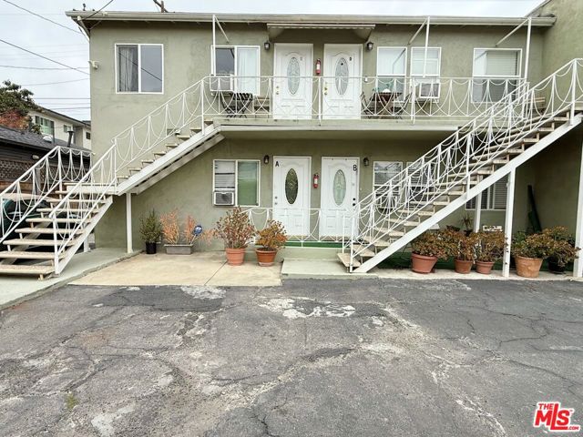 630 N Westbourne Drive, West Hollywood CA: https://media.crmls.org/mediaz/984e968f-4103-4d34-b0f3-6cd51fcb09d5.jpg