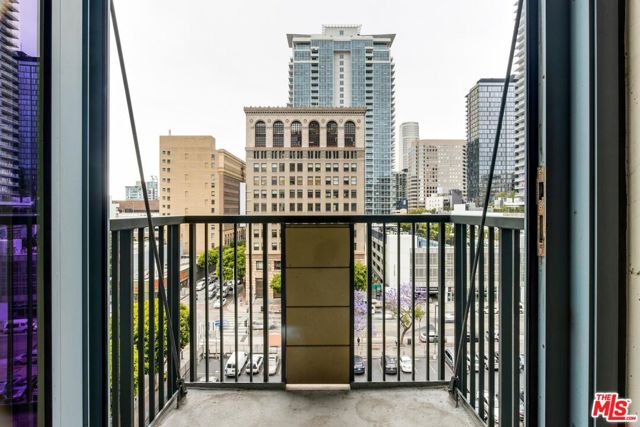 849 S Broadway, Los Angeles CA: https://media.crmls.org/mediaz/984f09d0-e78b-4b9f-bc09-a5ea349b8e24.jpg