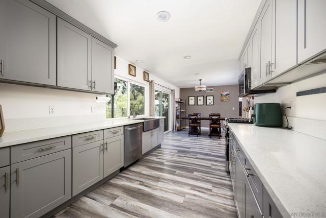 13306 Tawanka Dr, Poway CA: https://media.crmls.org/mediaz/984f8b32-b932-4080-a13b-7fae1146cd1a.jpg