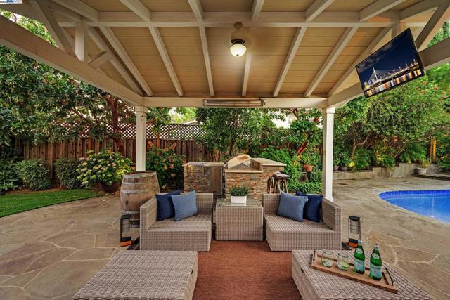 7872 Meadowbrook Ct, Pleasanton CA: https://media.crmls.org/mediaz/9850f628-14e9-4228-8d9f-3c78216f13fc.jpg