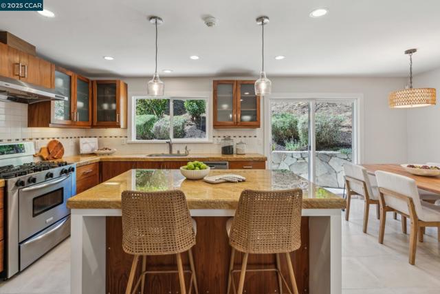 70 Lost Valley Dr, Orinda CA: https://media.crmls.org/mediaz/9852f68a-6087-45bf-8ef1-729f9388b112.jpg