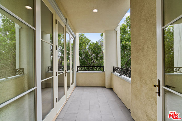 10118 Empyrean Way, Los Angeles CA: https://media.crmls.org/mediaz/9853005d-9881-4e52-a06b-e655389eabb4.jpg