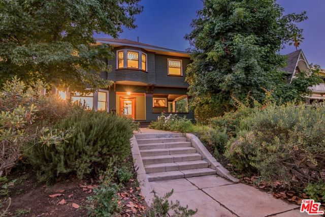 2057 S Oxford Avenue, Los Angeles CA: https://media.crmls.org/mediaz/98533bb7-d6b1-4dea-8487-334f1397863e.jpg
