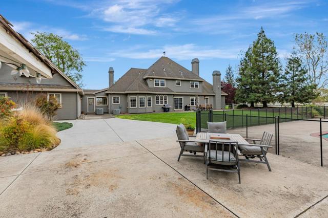 560 Tevis Trail, Hollister CA: https://media.crmls.org/mediaz/98535fd8-ac1f-4c63-9654-168fc89e9039.jpg