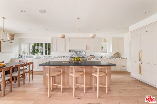 2455 23rd Street, Santa Monica CA: https://media.crmls.org/mediaz/9853c021-c6c5-44f5-af69-e45a02cd4066.jpg