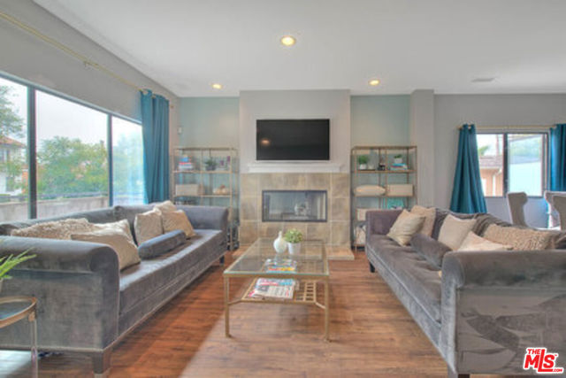 1821 S Sycamore Avenue, Los Angeles CA: https://media.crmls.org/mediaz/985403fe-941e-4ed2-ab02-30a8568ffcdd.jpg