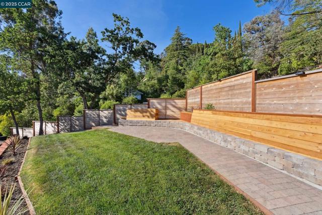 17 Julianne Ct, Walnut Creek CA: https://media.crmls.org/mediaz/98544490-d961-455e-bf0f-1cf0a3f16404.jpg