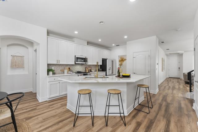 309 Aspen Ct, Roseville CA: https://media.crmls.org/mediaz/985459d3-6de8-4d98-8738-6e3de6819d40.jpg