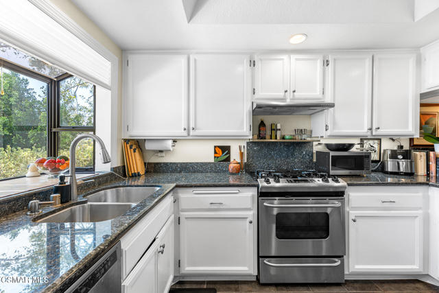 5720 Skyview Way, Agoura Hills CA: https://media.crmls.org/mediaz/9854ed89-4f96-40fe-a0b3-f4c8e395f921.jpg