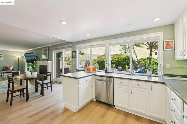 2353 Benham Ct, Walnut Creek CA: https://media.crmls.org/mediaz/9855b54a-acbb-4488-807c-6bf31038b590.jpg