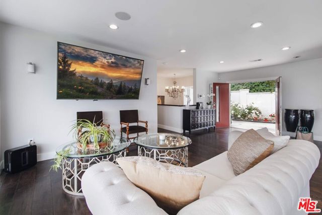 3200 Wrightwood Drive, Studio City CA: https://media.crmls.org/mediaz/9855ea90-37f4-4a6e-9528-61e55ffed441.jpg