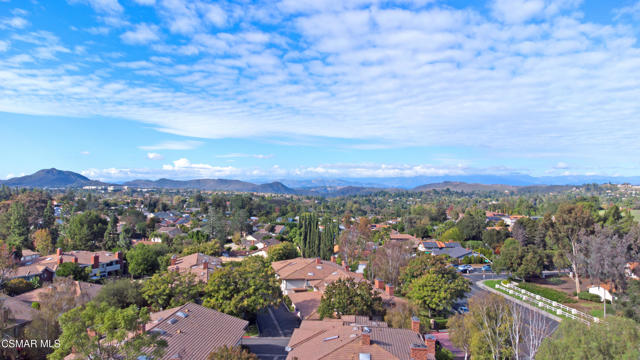 607 Valley Oak Lane, Newbury Park CA: https://media.crmls.org/mediaz/9856009c-9f19-4444-b145-f881ba1d342d.jpg
