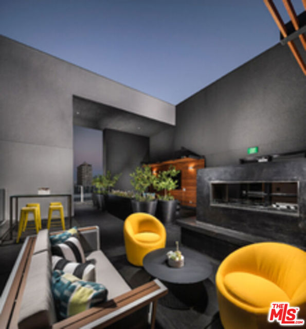 687 S Hobart Boulevard, Los Angeles CA: https://media.crmls.org/mediaz/98560348-eb00-4138-b00e-9af9db26e589.jpg