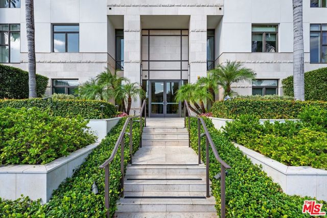 447 N Doheny Drive, Beverly Hills CA: https://media.crmls.org/mediaz/985657e5-773c-4511-a036-9f06ea3208e9.jpg