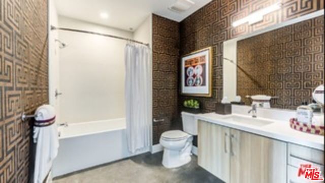 695 S Santa Fe Avenue, Los Angeles CA: https://media.crmls.org/mediaz/98576a66-c0fd-450c-be08-20ba3973dfd5.jpg