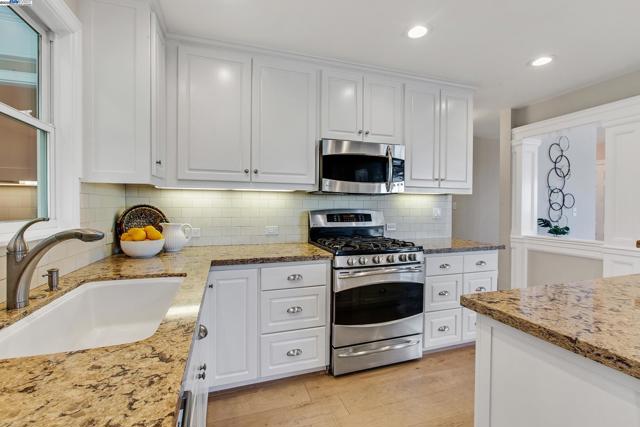 5601 Castle Dr, Oakland CA: https://media.crmls.org/mediaz/98578f3e-538e-47a5-98d1-b8892ae61072.jpg