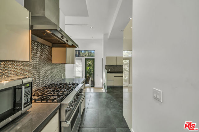 3026 PASSMORE Drive, Los Angeles CA: https://media.crmls.org/mediaz/98579e70-52c7-411d-a159-b05561a8064a.jpg