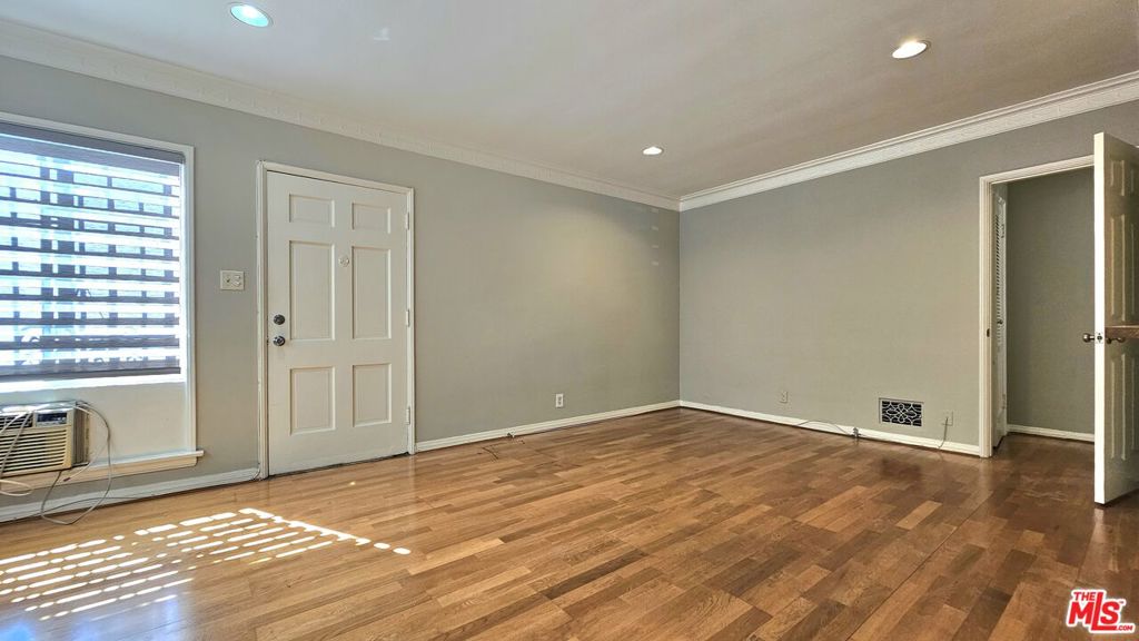 https://media.crmls.org/mediaz/9858499d-e616-4bd8-9063-8af21a9312db.jpg?preset=X-Large