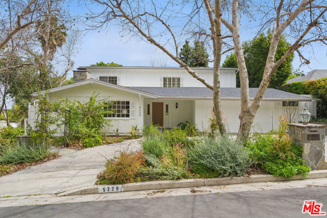 5220 Melvin Avenue, Tarzana CA: https://media.crmls.org/mediaz/98586490-9096-4f9d-b3c7-e1bef7b59c9b.jpg