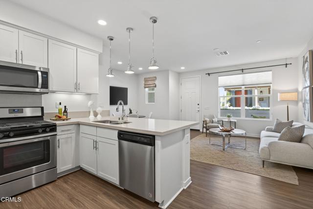 139 Farmhouse Drive, Simi Valley CA: https://media.crmls.org/mediaz/9858fb4b-14b4-4bf6-8fbb-938598b0c026.jpg