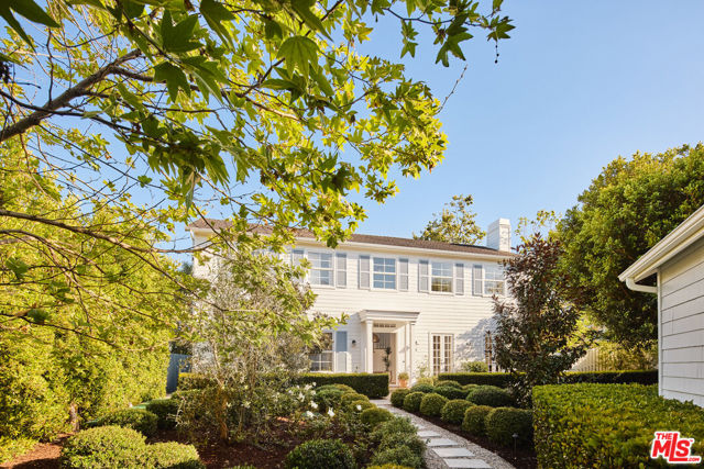 28830 Hampton Place, Malibu CA: https://media.crmls.org/mediaz/985952d3-c737-4abe-8e17-6b6dfba0fc89.jpg