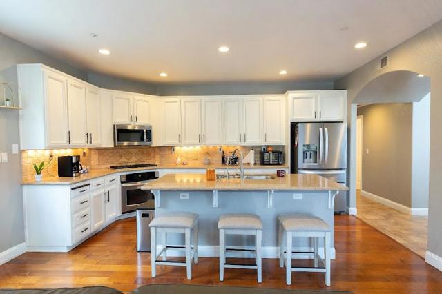 1018 Melville Street, Salinas CA: https://media.crmls.org/mediaz/9859be06-0abe-4a25-a706-e94cb7c1d57e.jpg