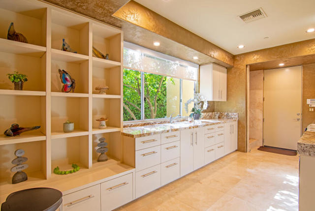 630 N Cahuilla Road, Palm Springs CA: https://media.crmls.org/mediaz/985abdcb-5648-4441-be86-cc26affa43c4.jpg