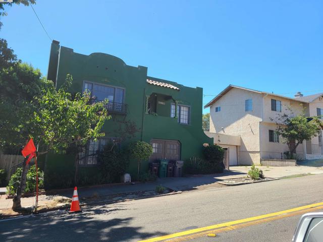 1621 E 38Th St, Oakland CA: https://media.crmls.org/mediaz/985b3842-dc44-4d4e-8596-02a3b54e3f79.jpg