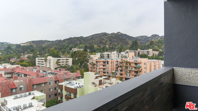 7250 Franklin Avenue, Los Angeles CA: https://media.crmls.org/mediaz/985b7a82-ce03-444c-999c-f590d6e915d7.jpg