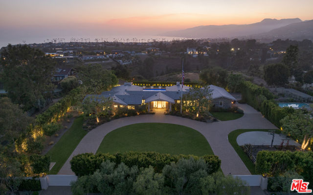 6815 Dume Drive, Malibu CA: https://media.crmls.org/mediaz/985c55ea-9967-4b75-8643-115986371338.jpg