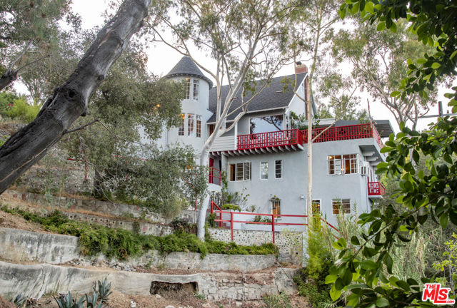 2882 Belden Drive, Los Angeles CA: https://media.crmls.org/mediaz/985c8cfe-5205-47ef-b78e-663f41f0b1c1.jpg