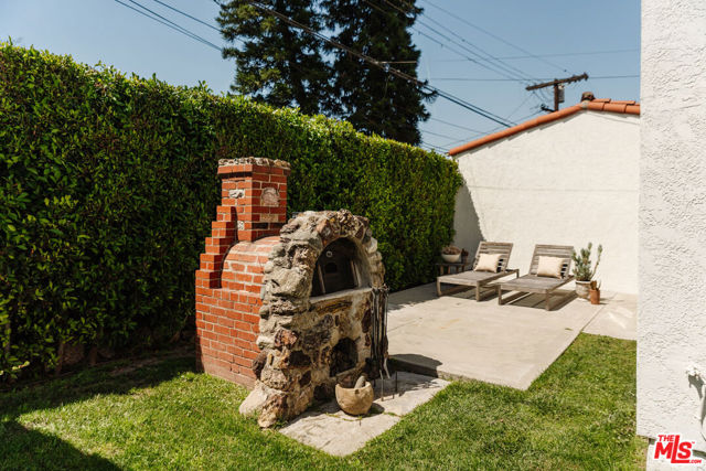 3975 Sutro Avenue, Los Angeles CA: https://media.crmls.org/mediaz/985ccfb7-7482-4732-9cfd-c1a602c12603.jpg