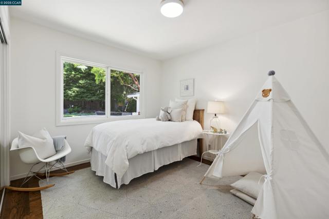 51 Ivy Dr, Orinda CA: https://media.crmls.org/mediaz/985d49f7-5502-471b-94af-eeaf8d637158.jpg