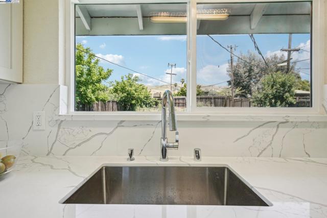 48344 Conifer St, Fremont CA: https://media.crmls.org/mediaz/985da80b-a492-4a69-9e02-67130f102831.jpg
