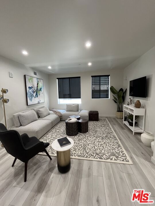 124 S Croft Avenue, Los Angeles CA: https://media.crmls.org/mediaz/985e1456-18c7-4a84-9b2c-51a055089f84.jpg