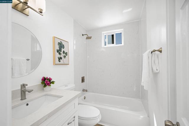 767 47Th St, Oakland CA: https://media.crmls.org/mediaz/985e3166-5aaa-4e6f-96c1-8b600328c83d.jpg