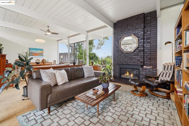5345 Crown Ct, Castro Valley CA: https://media.crmls.org/mediaz/985e77d3-1793-496c-8c9d-2413393b3f46.jpg